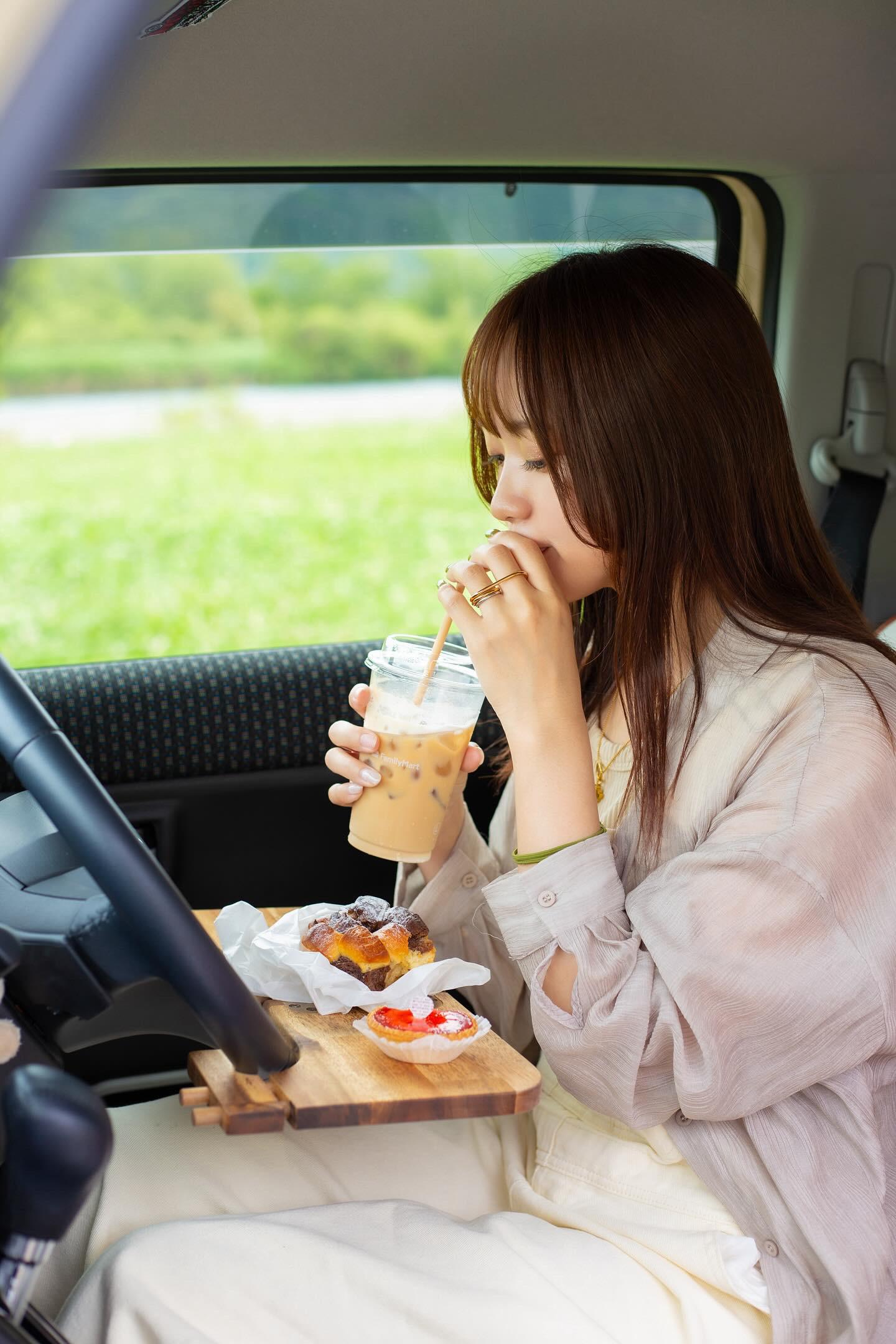【アカシア】折りたためる車載デスク 車中泊 テーブル 車 ワークデスク カー用品 旅行 食事 車中飯1枚目の画像