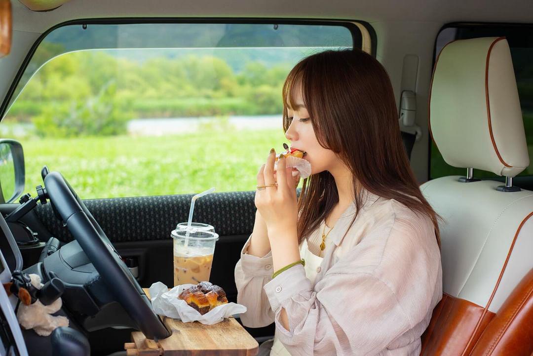 【ウォールナット】折りたためる車載デスク 移動できる書斎 車中泊 車 テーブル オンラインミーティング ワークデスク | 3枚目