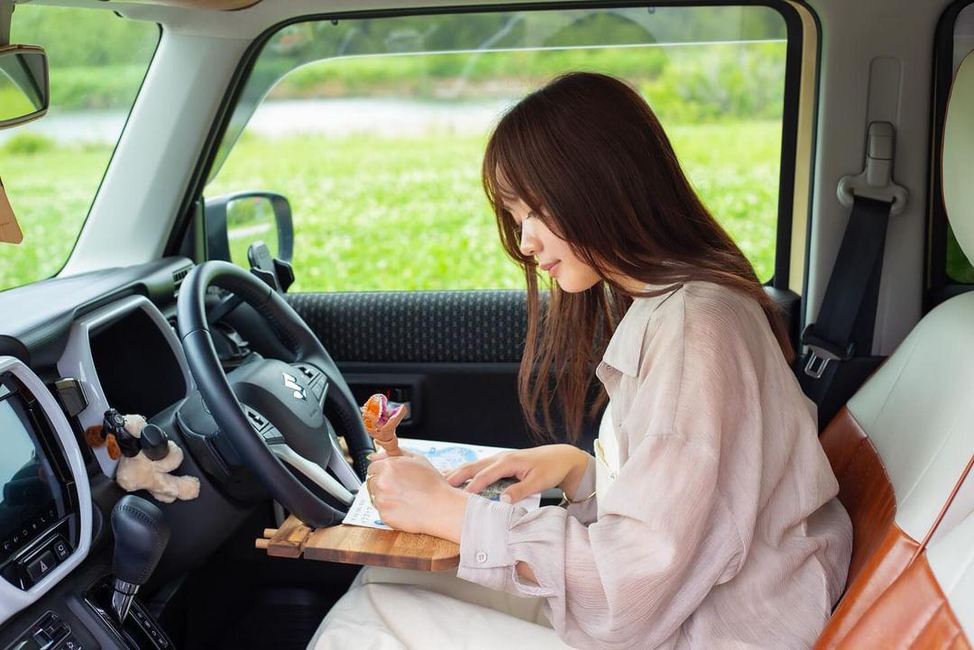 【ウォールナット】折りたためる車載デスク 移動できる書斎 車中泊 車 テーブル オンラインミーティング ワークデスク | 4枚目